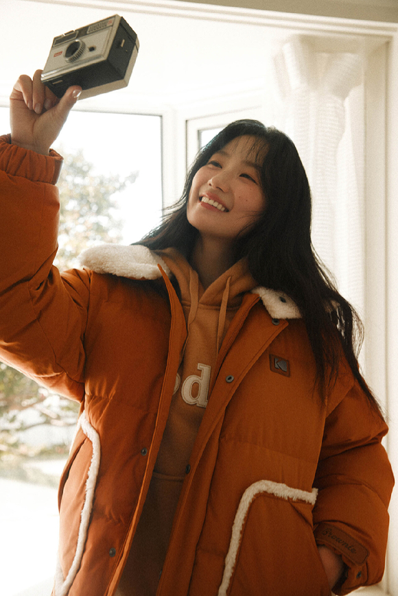 배우 김혜윤이 광고 화보 촬영에서 포즈를 취하고 있다. [사진=코닥어패럴]