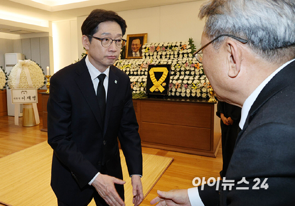 김경수 지방시대위원회 위원장이 27일 서울 종로구 서울대병원 장례식장에 마련된 고 이해찬 전 국무총리 빈소에서 조문을 하고 있다. [사진=사진공동취재단]