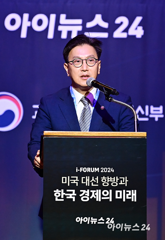 매년 하반기에 주요 이슈를 진단하고 대응 방안을 논의하는 '아이포럼 2024'가 '미국 대선 향방과 한국 경제의 미래' 라는 주제로 23일 서울 중구 롯데호텔 크리스탈볼룸에서 열렸다.김범석 기획재정부 제1차관이 축사를 하고 있다. [사진=곽영래 기자]