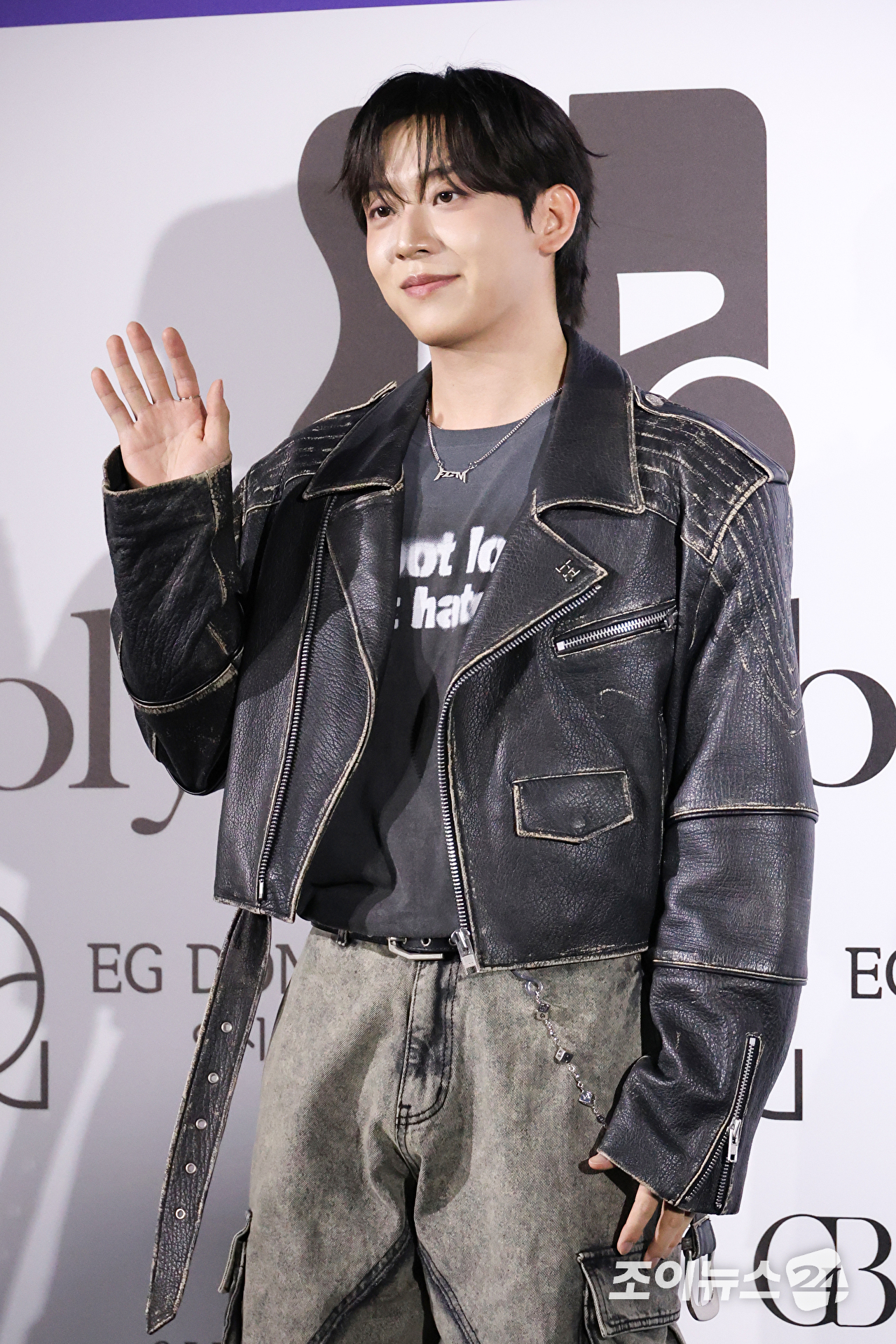 방송인 허성범이 1일 오후 서울 중구 동대문디자인플라자에서 진행된 2027 S/S 서울패션위크 '홀리넘버세븐' 컬렉션에 참석해 포즈를 취하고 있다. [사진=문수지 기자]