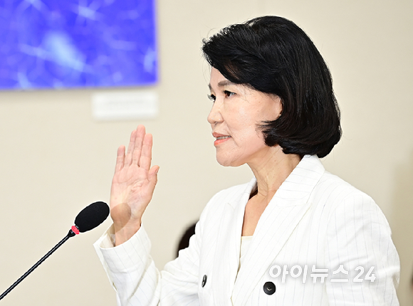 이진숙 방송통신위원회 위원장 후보자가 24일 오전 서울 여의도 국회 과학기술정보방송통신위원회에서 열린 인사청문회에 출석해 선서를 하고 있다. [사진=곽영래 기자]