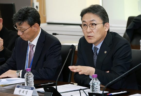 권대영 금융위원회 부위원장이 9일 오후 서울 종로구 정부서울청사에서 개최한 제3차 금융권 생산적 금융협의체에서 금융감독원 생산적 금융 담당 부원장보, 신한금융지주, 하나금융지주, BNK금융지주, 미래에셋증권, 하나증권, 삼성생명, 메리츠화재, 한국산업은행, 중소기업은행 등의 생산적 금융 담당 임원 등과 생산적 금융 추진 방안을 논의했다. [사진=금융위원회]