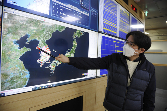 기상청 지진화산종합상황실. 기상청 관계자가 9일 강화군에서 발생한 지진 상황을 설명하고 있다. [사진=기상청]