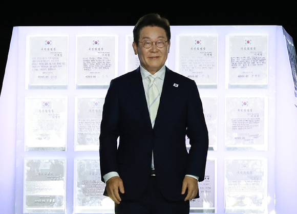 이재명 대통령이 15일 서울 세종대로 광화문광장에서 열린 제21대 대통령 국민임명식 '광복 80년, 국민주권으로 미래를 세우다' 행사에서 국민대표가 전달한 '빛의 임명장'과 함께 자리하고 있다. 2025.8.15 [사진=연합뉴스]