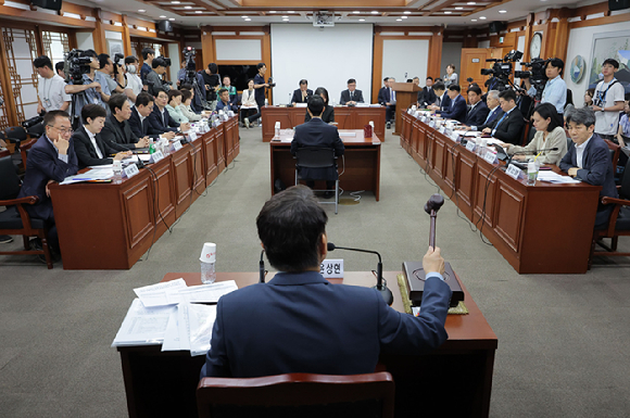 7일 경기 과천 중앙선거관리위원회에서 열린 국회 6&middot;3 지방선거 투표용지 부족 사태 국정조사특위 현장조사에서 윤상현 위원장이 의사봉을 두드리고 있다. 2026.7.7 [사진=연합뉴스]