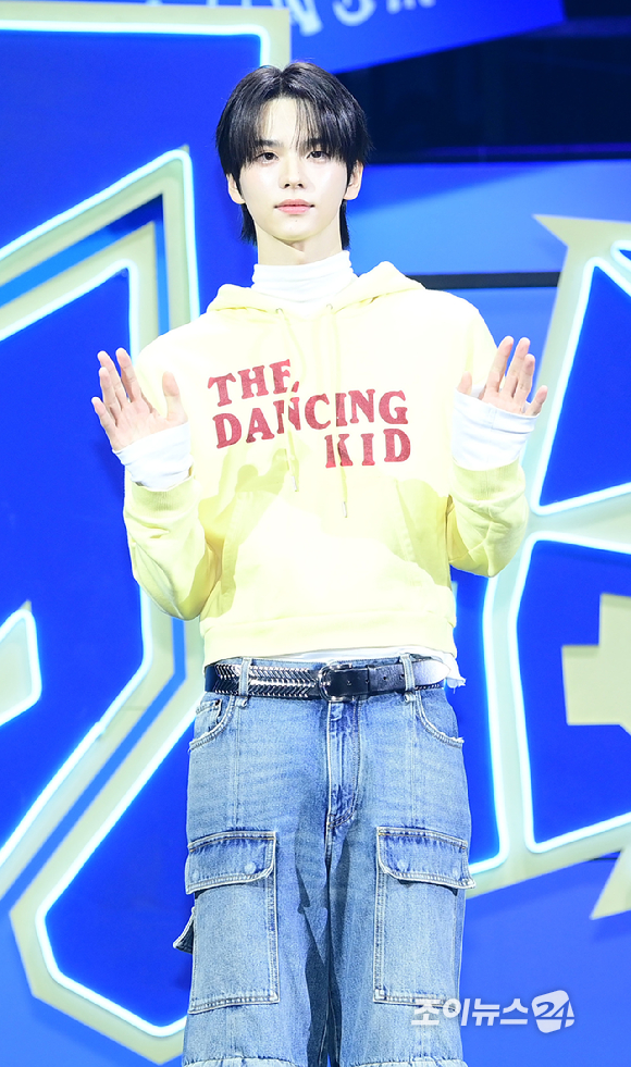 그룹 투어스 신유가 13일 오후 서울 광진구 예스24라이브홀에서 열린 투어스(TWS) 네 번째 미니앨범 'play hard' 발매 쇼케이스에 참석하고 있다. [사진=정소희 기자]