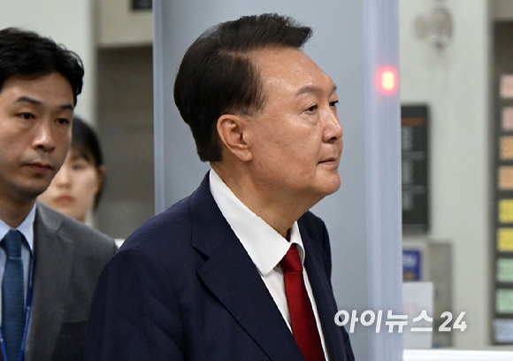 12.3 비상계엄 사태 관련 내란 혐의를 받는 윤석열 전 대통령이 9일 서울 서초구 서울중앙지방법원에서 구속 전 피의자 심문(영장실질심사)을 마치고 대기 장소인 서울구치소로 이동하고 있다. [사진=사진공동취재단]