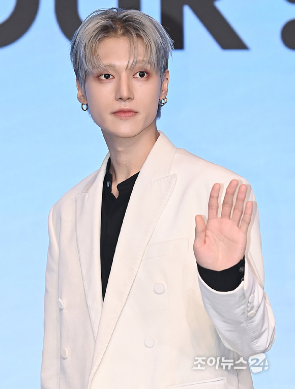 그룹 에이티즈 우영이 12일 오후 서울 마포구 호텔 나루 서울 엠갤러리에서 열린 미니 12집 '골든 아워 : 파트 3'(GOLDEN HOUR : Part.3) 앨범 발매 기념 기자간담회에서 포즈를 취하고 있다. [사진=곽영래 기자]