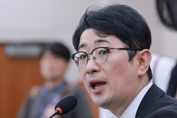 26일 국회 법제사법위원회에서 열린 법무부, 고위공직자범죄수사처, 대법원(법원행정처) 등에 대한 종합감사에서 국민의힘 주진우 의원이 이재명 대통령의 배우자 김혜경 여사가 서울 역삼동 화재 발생일 유명 프로골퍼와 골프를 쳤다는 의혹과 관련해 오동운 공수처장에게 질의하고 있다. 2026.10.26 [사진=연합뉴스]