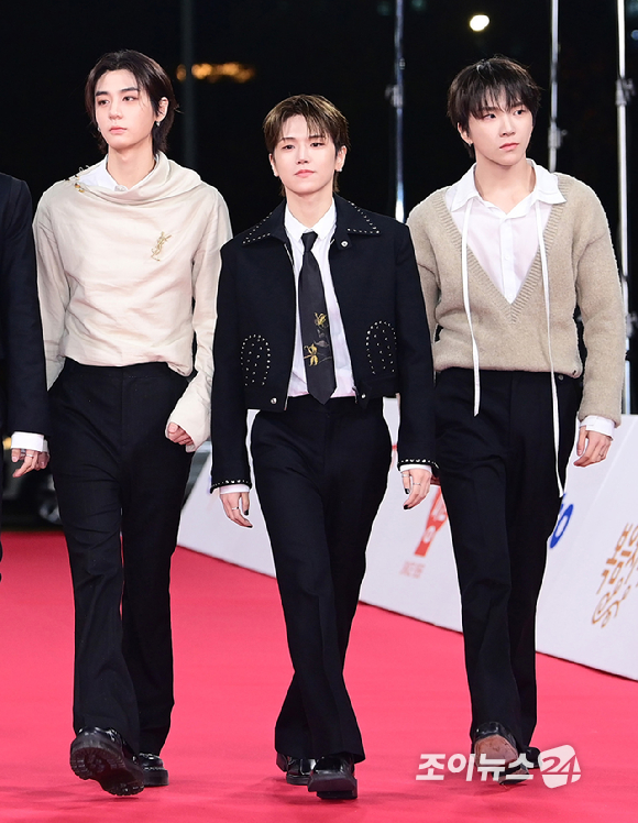 그룹 보이넥스트도어(BOYNEXTDOOR)가 19일 오후 서울 영등포구 여의도 KBS홀에서 열린 제46회 청룡영화상 레드카펫 행사에 참석하고 있다. [사진=정소희 기자]