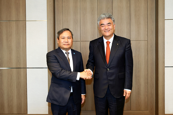지난 8일 화요일 오후 서울 소공동 더그랜드롯데 서울에서 만난 정원주 대우건설 회장(오른쪽)과 부 다이 탕 베트남 하노이 시장 [사진=대우건설]