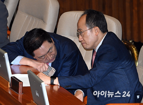 추경호 국민의힘 원내대표와 김기현 의원이 지난 4일 오전 서울 여의도 국회에서 열린 본회의에서 대화를 나누고 있다. [사진=곽영래 기자]