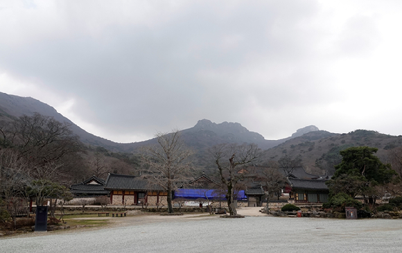 두륜산 너른 절마당과 두룬산. [사진=박성기]