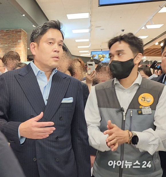 22일 신동빈 롯데그룹 회장이 '롯데몰 웨스트레이크 하노이' 공식 개장 행사 이후 기자들과 만나 질문에 답하고 있다. [사진=구서윤 기자]