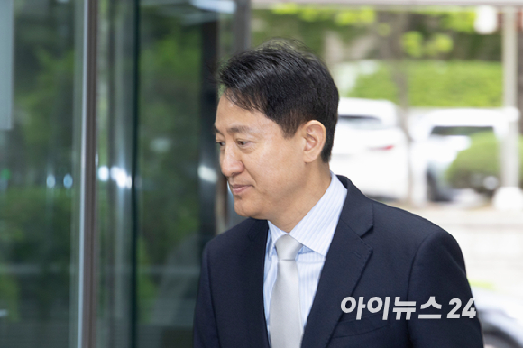 오세훈 서울시장이 22일 오전 서울시 서초구 서초동 서울중앙지방법원에서 열린 정치자금법 위반 혐의와 관련된 공판에 출석하고 있다. 2026.04.22 [사진=사진공동취재단]