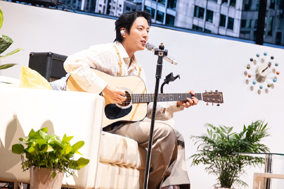 씨엔블루 정용화가 '2026 정용화 팬미팅 &lsquo;세임 라이트: 유앤아이&rsquo; 인 타이베이'에서 팬들을 만나고 있다. [사진=FNC엔터테인먼트]