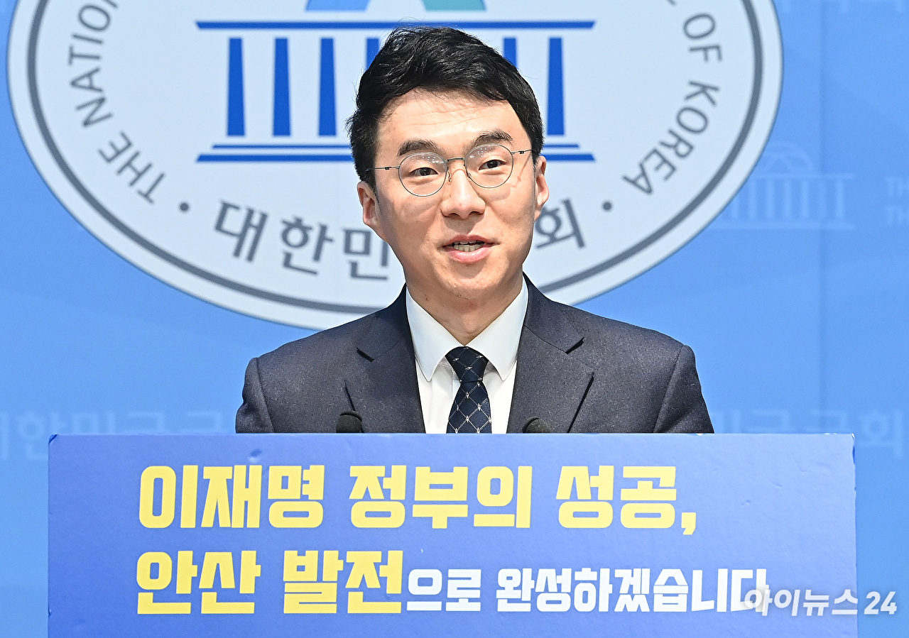 김남국 더불어민주당 대변인이 9일 서울 여의도 국회 소통관에서 안산갑 국회의원 보궐선거 출마선언 기자회견을 하고 있다. [사진=곽영래 기자]