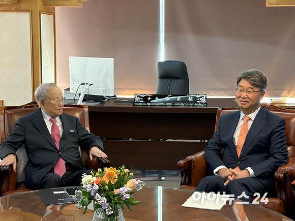 손경식 한국경영자총협회 회장(왼쪽)과 김지형 신임 경제사회노동위원회 위원장 [사진=권서아 기자]