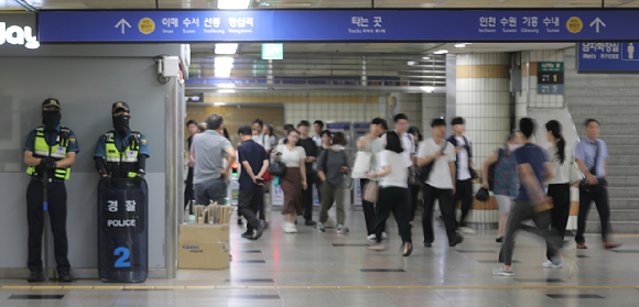 4일 오전 서현역 흉기 난동 사건이 벌어진 경기 성남시 분당구 서현역 AK플라자 인근에 경찰력이 배치돼 있다. 경찰 등에 따르면 흉기 난동 범행을 저지른 A(23)씨는 3일 오후 5시50분께 서현역 앞 인도로 차량 돌진 후 서현역 AK플라자를 누비며 흉기를 휘둘렀다. A씨의 차량 충격으로 5명이, 흉기 테러로 9명이 다친 것으로 집계됐다. [사진=뉴시스]