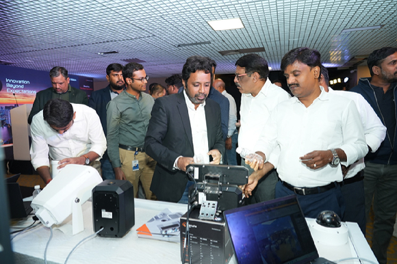 인도 벵갈루루 설명회에서 한화비전 AI카메라를 살펴보는 기업 관계자들. [사진=한화비전]