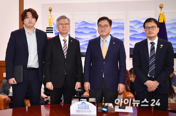 우원식 국회의장이 17일 오후 서울 여의도 국회에서 열린 의정갈등 관련 의협 회장 등 면담에서 김택우 대한의사협회장과 기념촬영을 하고 있다. [사진=곽영래 기자]