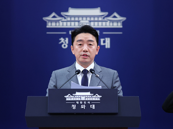 이재명 대통령 전략경제협력 특사로 아랍에미리트(UAE)를 방문하고 귀국한 강훈식 비서실장이 18일 청와대 춘추관에서 특사 활동 관련 브리핑을 하고 있다. 2026.3.18 [사진=연합뉴스]