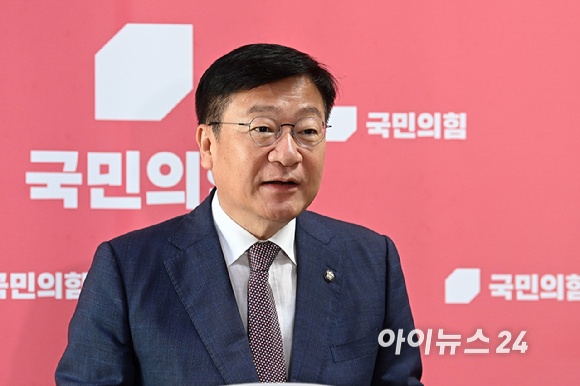 정점식 국민의힘 원내대표가 11일 서울 여의도 국회에서 백브리핑을 하고 있다. [사진=곽영래 기자]