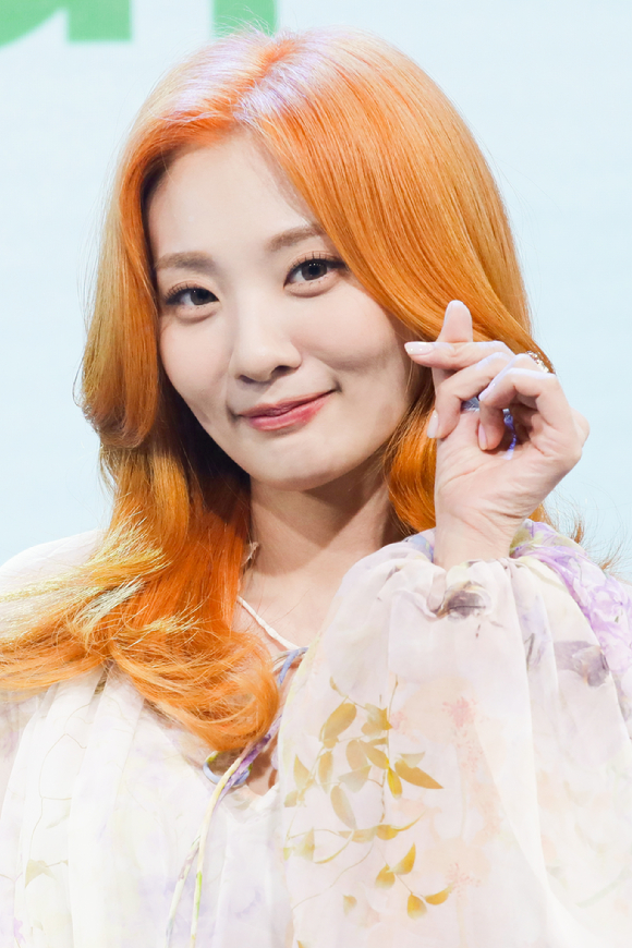 싱어송라이터 볼빨간사춘기 안지영이 20일 온라인으로 진행된 새 미니앨범 'Seoul' 발매 기념 쇼케이스에 참석해 포즈를 취하고 있다. [사진=쇼파르엔터테인먼트]