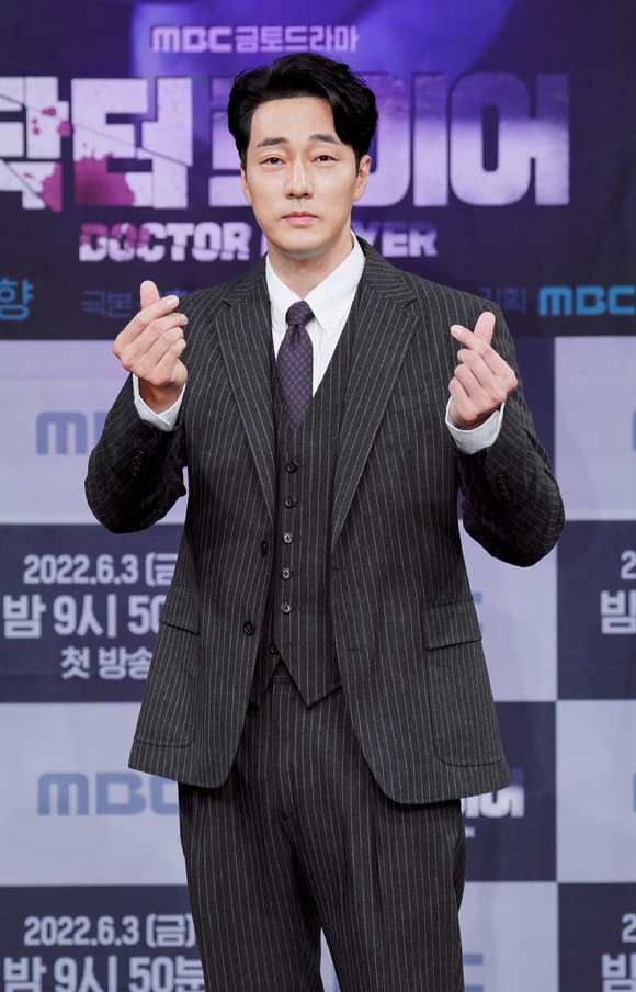 배우 소지섭이 3일 온라인으로 진행된 MBC 새 금토드라마 '닥터로이어' 제작발표회에 참석해 포즈를 취하고 있다. [사진=MBC]