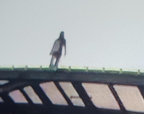 한 10대 여중생이 노을을 보기 위해 고속도로 방음터널 위에 올라갔다 구조되는 일이 벌어졌다. [사진=온라인 커뮤니티 '보배드림' 캡처]