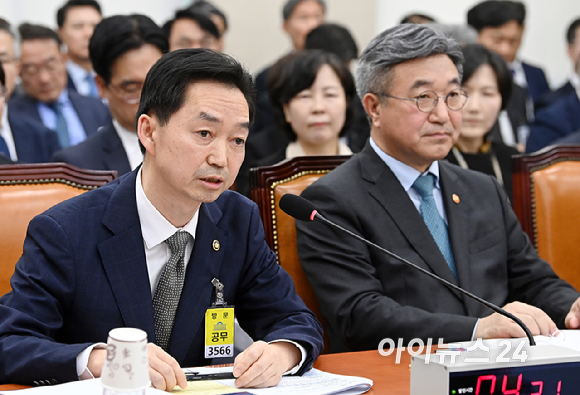 김지용 중대범죄수사청장이 26일 국회 행정안전위원회에서 열린 행정안전부, 중앙선거관리위원회 등에 대한 국정감사에서 질의에 답변하고 있다. [사진=곽영래 기자]