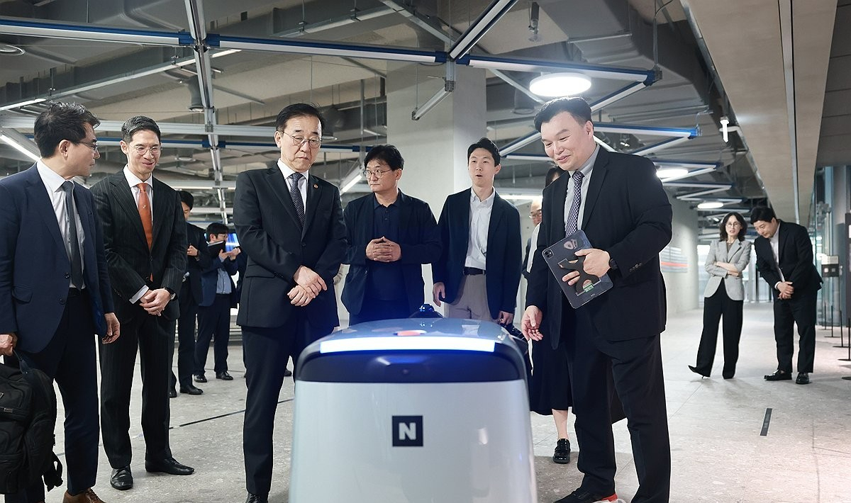 김윤덕 국토교통부 장관이 27일 경기 성남시 네이버1784 사옥을 방문, 사옥 내 이동로봇 시연을 참관하고 있다. 2026.5.27 [사진=연합뉴스]