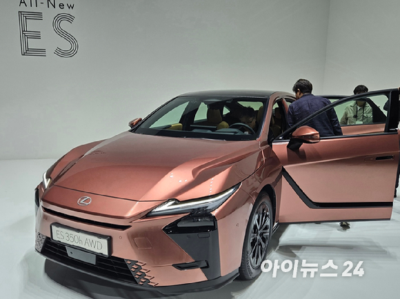 치아시 코헤이 렉서스 인터내셔널 수석 엔지니어(왼쪽부터)와 콘야마 마나부 렉서스코리아 사장이 13일 서울 광진구 빛의 시어터에서 진행된 '올 뉴 ES' 미디어 컨퍼런스에 참석하고 있다. [사진=최란 기자]
