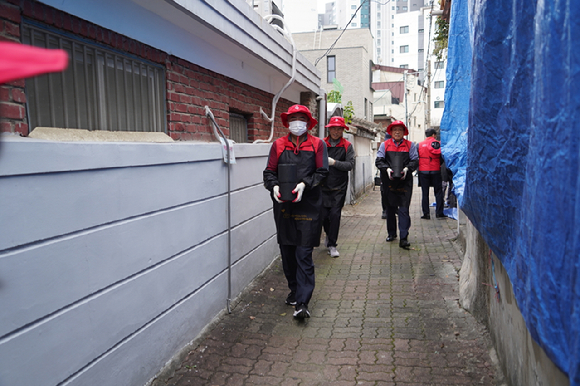 대한주택건설협회 임직원들이 연탄을 전달하고 있다. [사진=대한주택건설협회]