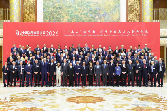 CDF 2026에 참석한 이재용 삼성전자 회장(가운데)이 단체사진을 찍는 모습. [사진=대만경제신문]