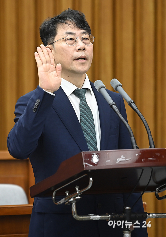 김성수 대법관 후보자가 14일 여의도 국회에서 열린 제439회 국회(정기회) 대법관(김성수) 임명동의에 관한 인사청문특별위원회에서 선서하고 있다. [사진=곽영래 기자]