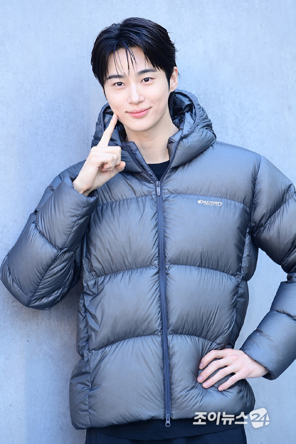 배우 변우석이 23일 오후 서울 성동구 코사이어티 서울숲에서 진행된 DISCOVERY WINTER BASE CAMP 포토콜 행사에 참석하고 있다. [사진=정소희 기자]