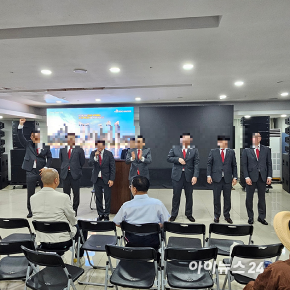 HDC현대산업개발 임직원들이 22일 오후 4시 30분 무렵 용산정비창 전면1구역의 시공권을 수주한 직후 환호하고 있다. 2025.06.22 [동영상=이효정 기자 ]