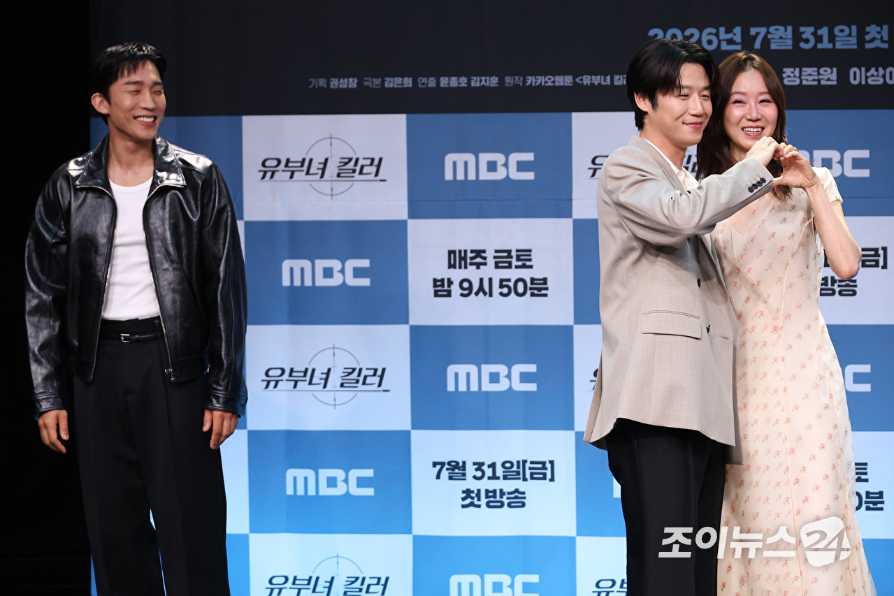 배우 정준원, 공효진, 이상이가 30일 오후 서울 마포구 상암동 MBC 골든마우스홀에서 진행된 MBC 새 금토드라마 '유부녀 킬러' 제작발표회에 참석해 포즈를 취하고 있다. [사진=문수지 기자]