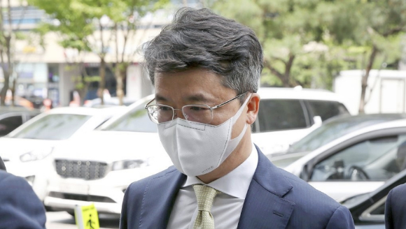 경쟁업체인 BBQ 내부 전산망에 불법 접속 혐의를 받고 있는 박현종 전 bhc 그룹 회장이 8일 오후 서울 송파구 서울동부지법에서 열린 1심 선고 공판에 출석하고 있다. 2022.6.8 [사진=연합뉴스]