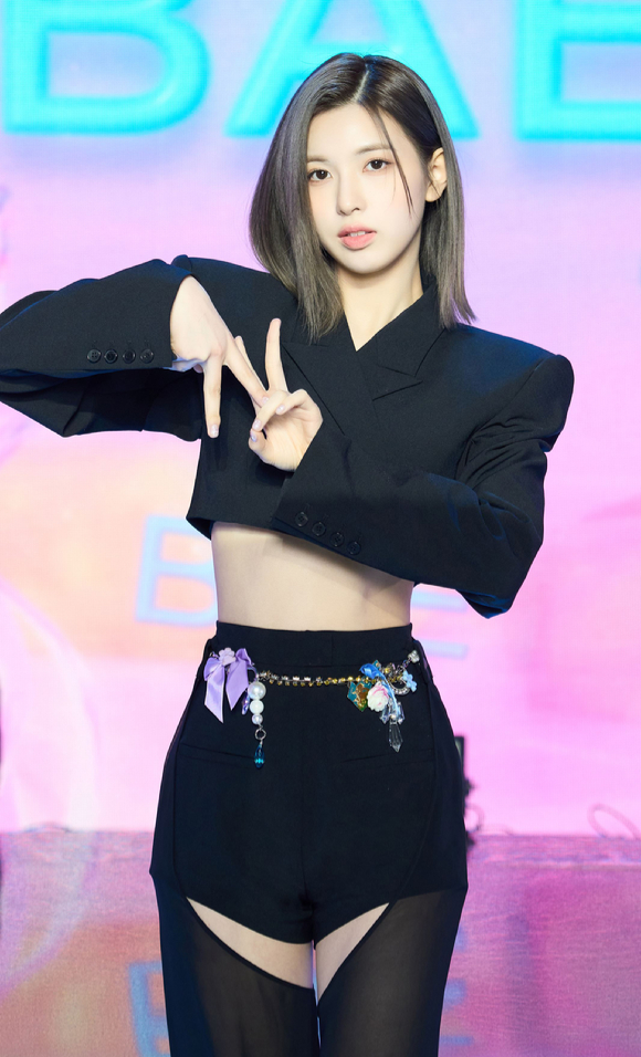 그룹 엔믹스 배이(BAE)가 1일 오후 온라인으로 진행된 NMIXX(엔믹스) 데뷔 싱글 'AD MARE' 발매기념 기자간담회에 참석해 포즈를 취하고 있다. [사진=JYP엔터테인먼트]