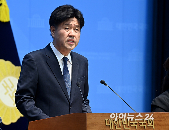 더불어민주당 전략공천 대상에서 제외된 김용 전 민주연구원 부원장이 28일 서울 여의도 국회 소통관에서 기자회견을 하고 있다. [사진=곽영래 기자]