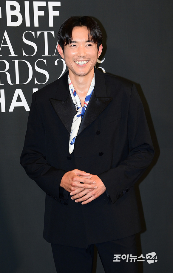 배우 저스틴 민이 18일 부산 해운대구 중동 파라다이스호텔에서 열린 '2025 마리끌레르 아시아스타어워즈' 포토콜 행사에 참석하고 있다. [사진=정소희 기자]