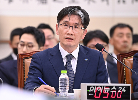 오동운 고위공직자범죄수사처장이 24일 서울 여의도 국회 법제사법위원회에서 열린 공수처에 대한 국정감사에서 질의에 답변하고 있다. [사진=곽영래 기자]