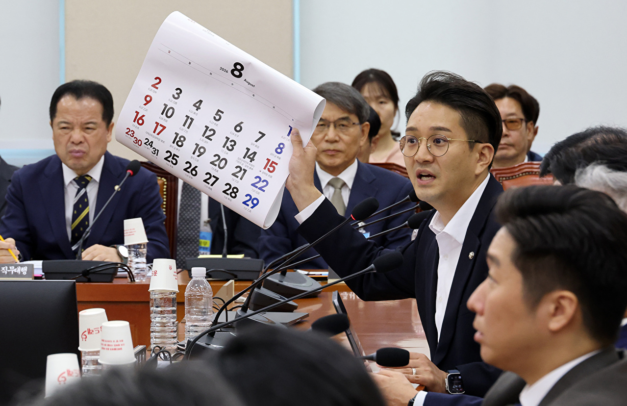 10일 국회에서 열린 '제9회 전국동시지방선거 투표용지 부족 사태 등 국민 참정권 침해 진상규명 및 선거관리 개혁을 위한 국정조사 특별위원회' 제3차 청문회에 범여권 위원들이 불참해 자리가 비어 있다. 2026.8.10 [사진=연합뉴스]