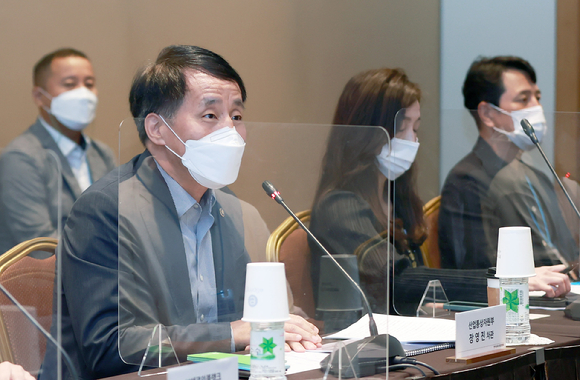 장영진 산업통상자원부 1차관은 24일 오전 서울 코엑스 회의실에서 '친환경 섬유패션 정책 간담회'를 열고, 섬유패션 친환경&middot;저탄소화 전략과 정책 대안 등을 논의했다. 이날 간담회에는 이상운 섬유산업연합회장(효성 부회장), 한준석 패션산업협회장(지오다노 대표), 성래은 영원무역홀딩스 대표, 한경애 코오롱FnC 전무, 정철현 태광산업 대표, 구홍림 우성염직 대표, 조상형 부성티에프시 대표, 박준영 세진플러스 대표, 신종석 에코인블랭크 대표, 박 훈 산업연구원 연구위원, 이승구 충남대 교수 등 관계자 20여명이 참석했다. [사진=산업통상자원부]