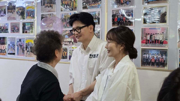 부산 북구갑 국회의원 보궐선거에 출마한 한동훈 무소속 후보가 아내 진은정 변호사가 한 후보와 함께 선거 운동에 나섰다. [사진=한동훈 후보 페이스북]