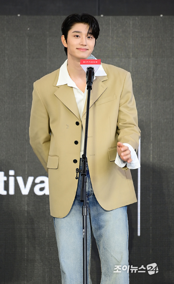 배우 김재원이 8일 부산 해운대구 영화의전당에서 열린 제31회 부산국제영화제 '최종면접' 야외 무대인사를 갖고 있다. [사진=정소희 기자]
