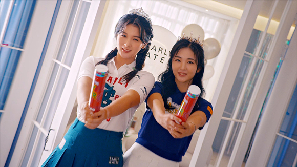 크리스에프앤씨의 럭셔리 영 골프웨어 파리게이츠는 박현경, 이예원 프로를 새로운 CF 모델로 선정, TV 광고 영상을 제작했다. [사진=크리스에프앤씨]