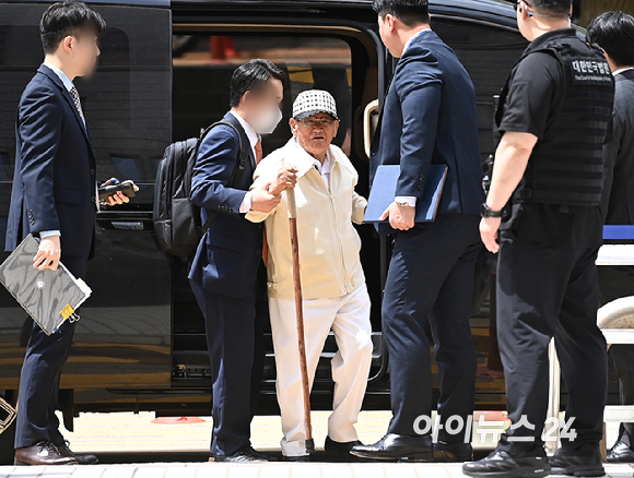 국민의힘과의 정교유착 비리 의혹을 받고 있는 이만희 신천지 총회장이 24일 오후 서울중앙지방법원에서 열린 구속 전 피의자 심문(영장실질심사)을 받기 위해 출석하고 있다. [사진=곽영래 기자]